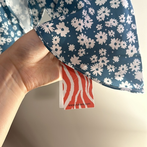 3/$15 NWT cropped blue floral top medium - Picture 6 of 8